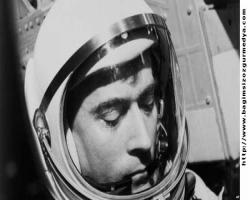 NASA'nın ilk mekik komutanı hayatını kaybetti
