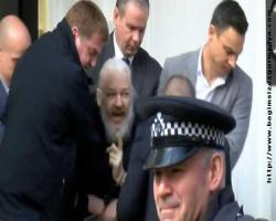 Julian Assange gözaltına alınmış...
