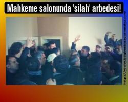 Mahkeme salonunda 'silah' arbedesi!