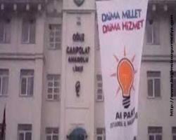 Fareli köyün kavalcısının Devlet okulunda Fareli Köyün Partisinin pankartı!