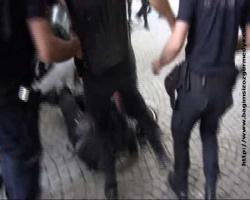 Yaprak KARADENİZ bildirdi : Polisten yere düşen kadın eylemciye tekme!