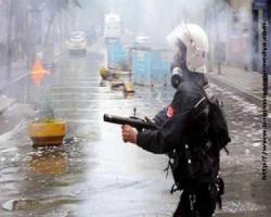 Eylemciyi yüzünden vuran polis 2028'e dek aranacak