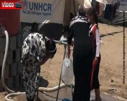 Mülteci kadınlar elbiseleriyle banyo yapıyor