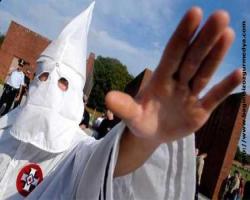 Irkçılara selam olsun; Ku Klux Klan, ABD'de siyahi genci vuran polise ödül veriyor
