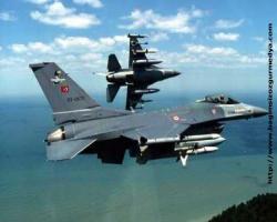 Diyarbakır'da F 16 savaş uçağı inişe geçtiği sırada düştü.