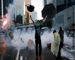 Hong Kong'da göstericilere biber gazı