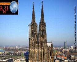Bu madalyonun görünen kısmı; Köln Katedrali'nde namazın 50'nci yılı