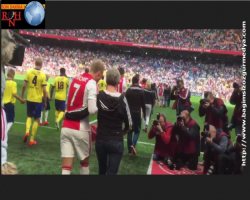 Ajaxlı futbolcular seramoniye anneleriyle çıktı