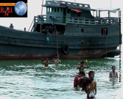 Malezya mülteci teknelerini geri çevirdi