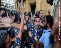 Lübnan'da göstericilerin işgal ettiği bakanlık zorla boşaltıldı