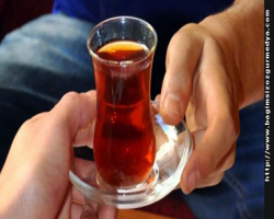 Bir bardak çayın ne kadar hatırı var? Bir bardak içti, 35 bin lirası gitti...