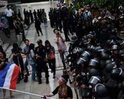  Tayland'da protestocuların, başbakanlık binasına girdiği bildirildi.
