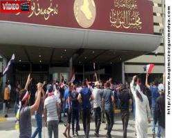 Irak'ta Sadr yanlıları parlamento binasına girdi