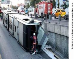 Cevizlibağ'da metrobüs devrildi; yaralılar var