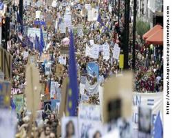 Londra'da binlerce kişi Brexit'i protesto için sokağa döküldü